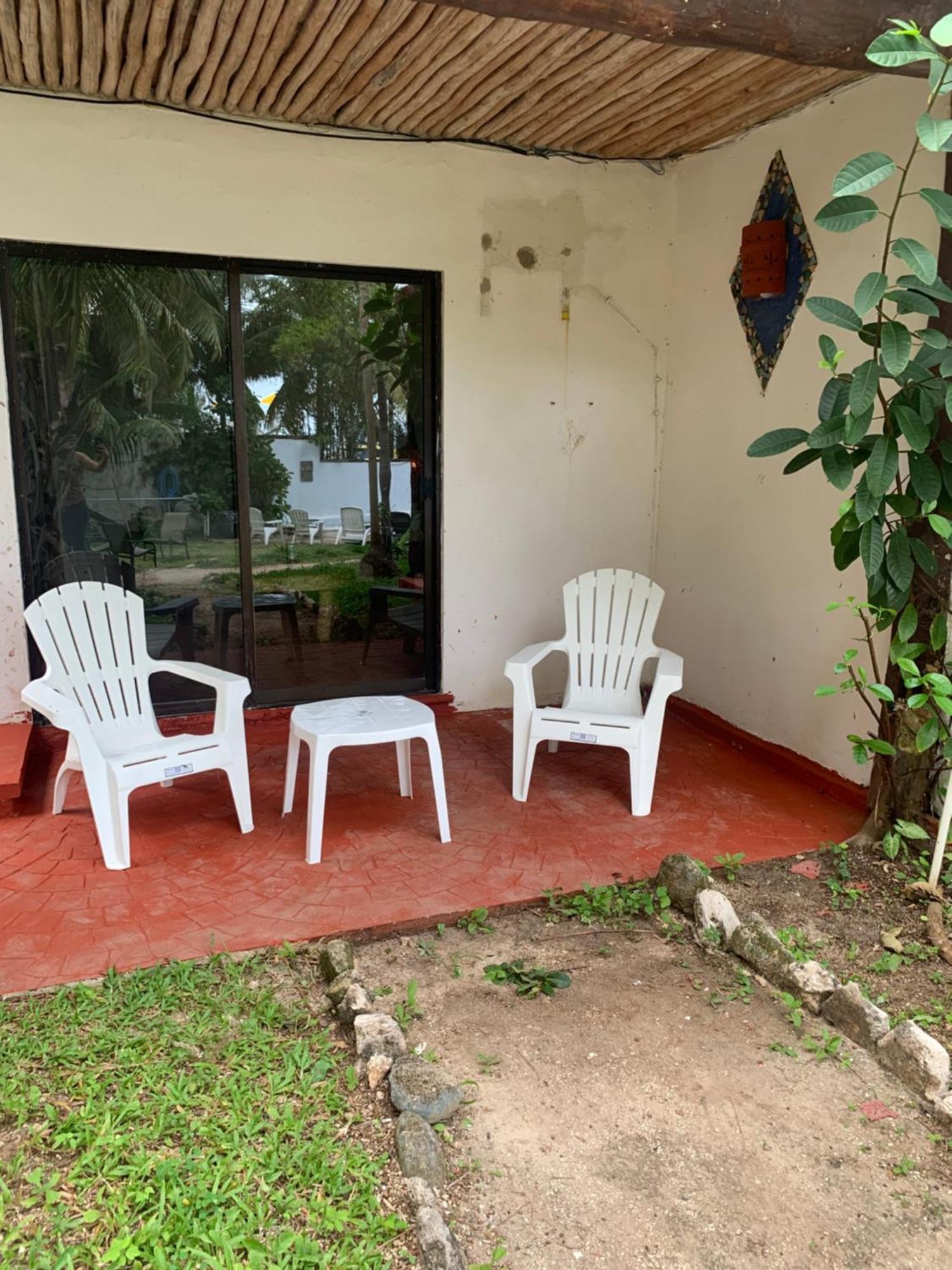 Casa Caribe 坎昆 外观 照片 A typical patio at a hotel in San José, Costa Rica