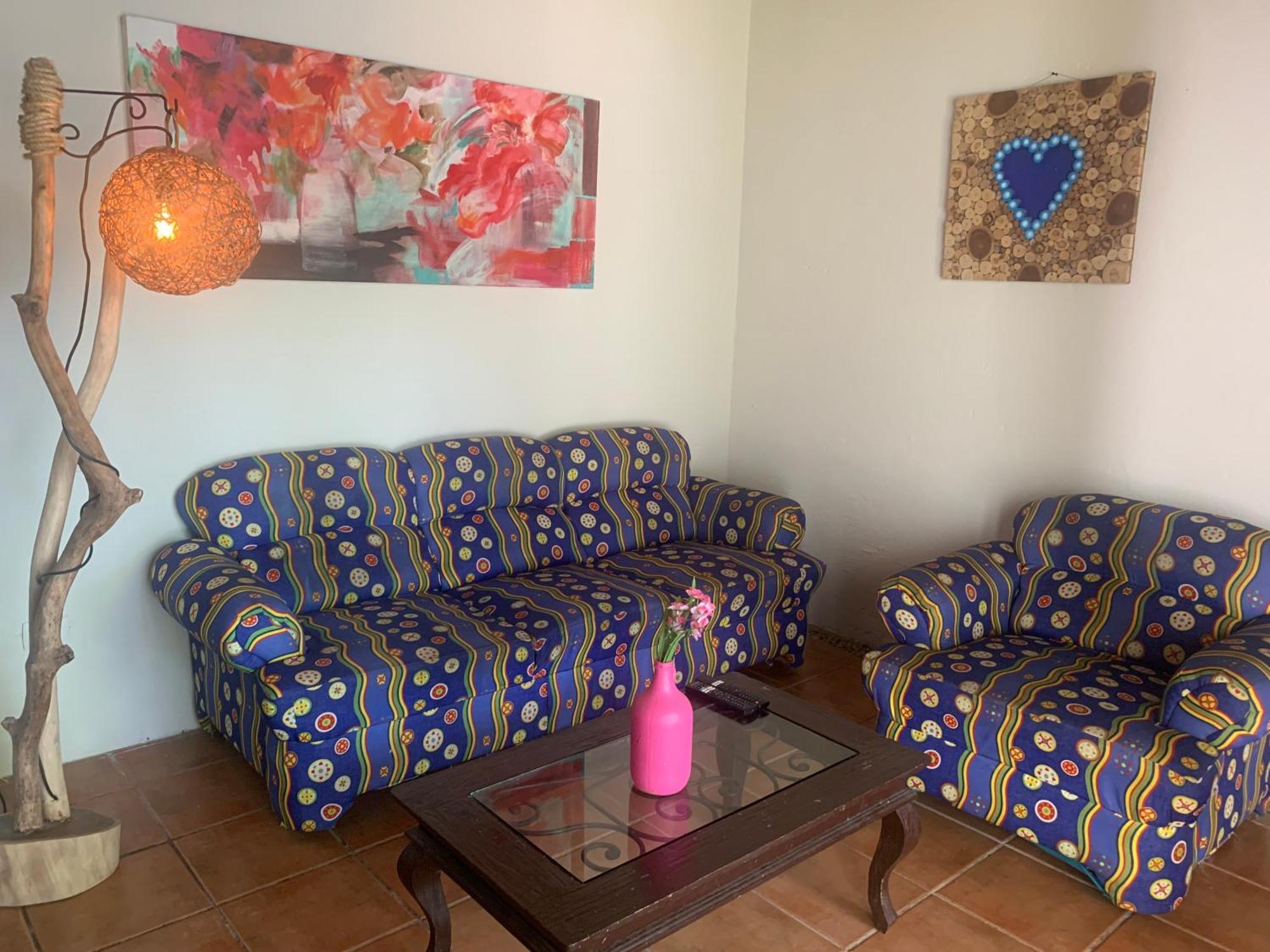 Casa Caribe 坎昆 外观 照片 A living room with a sofa and a chair